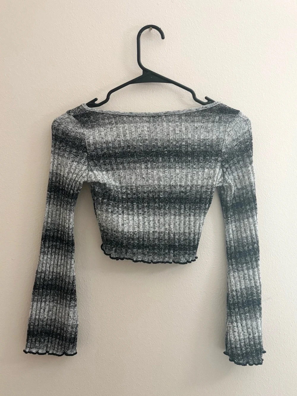 5/$15 🩷 SHEIN Black & Gray Striped Ribbed Long Sleeve Cropped Top